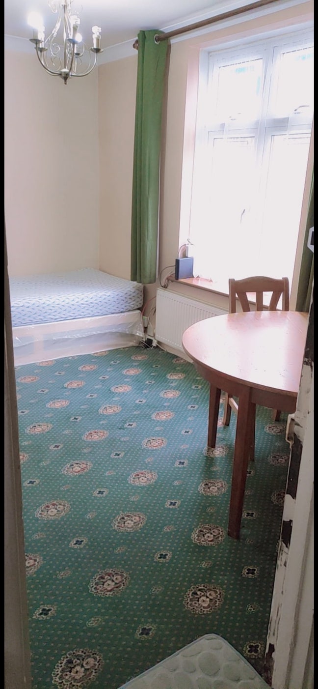 Large Single Room to let (For Female) Main Photo
