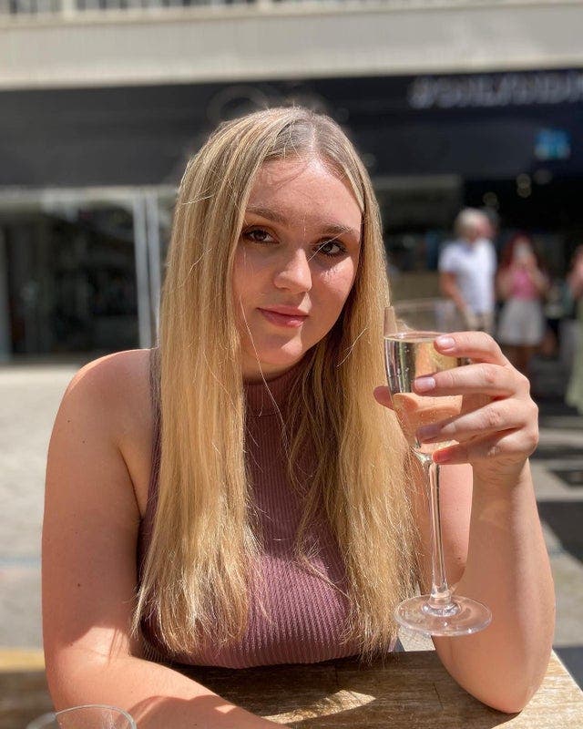 I am a female aged 25. I am looking for a sin... Main Photo