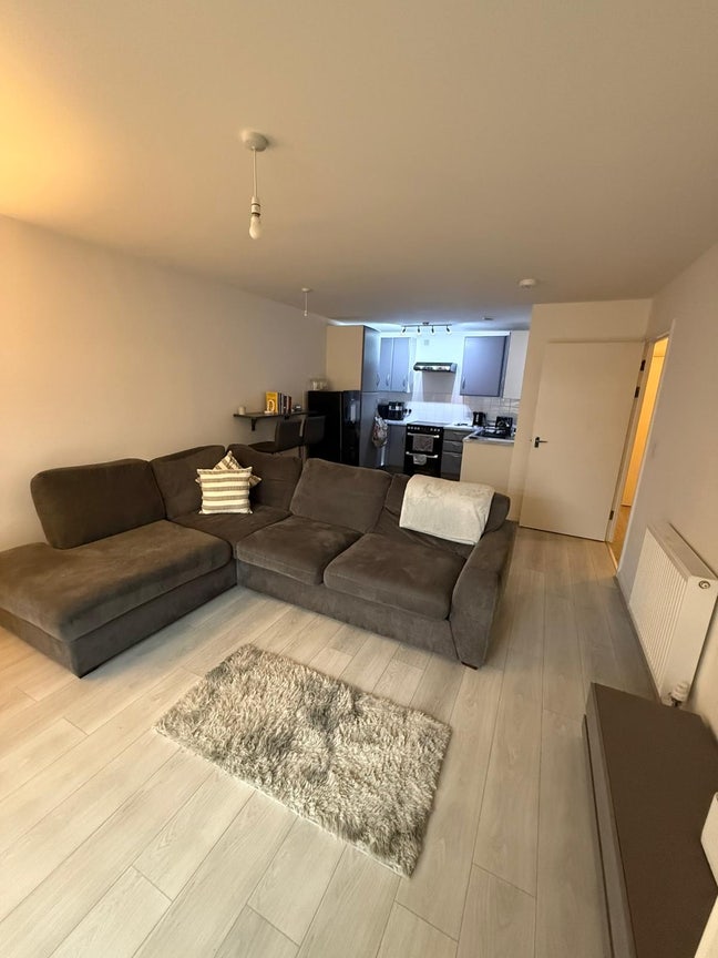 Stunning 1 Bedroom Property Fully Furnished! Main Photo