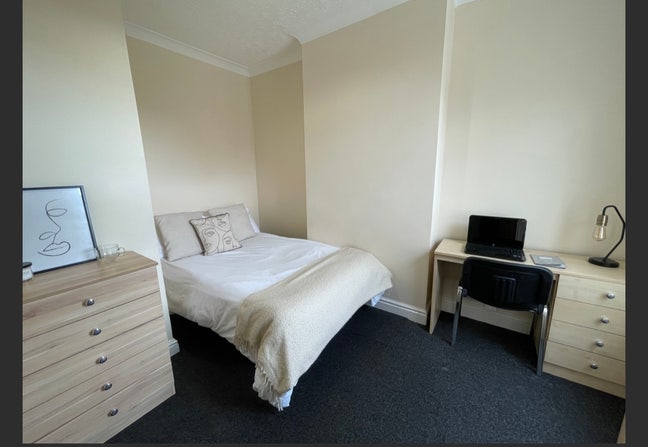 Room available 5 bed girl house  Main Photo