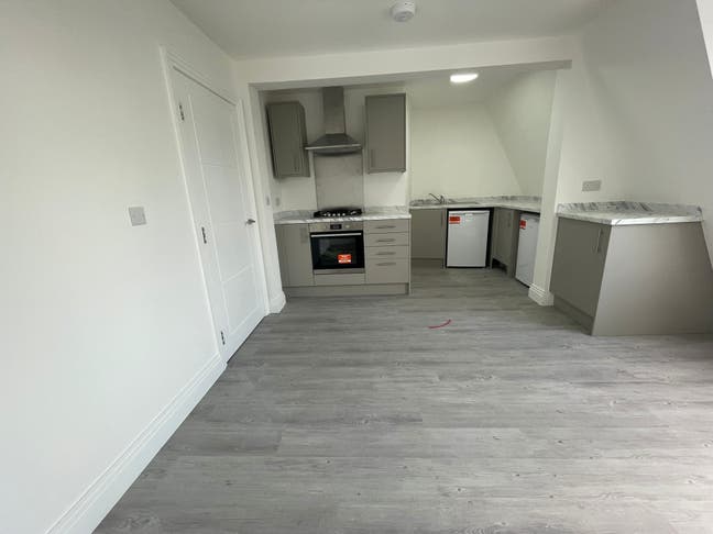 Freshly renovated 2 bed house, great location Main Photo