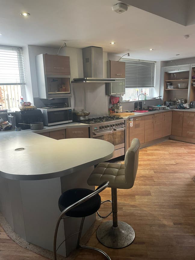 Double room fully furnished inc bills Main Photo