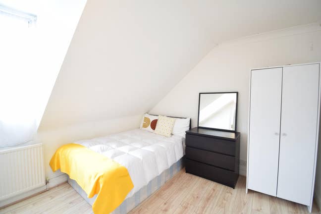 Spacious Room in Friendly House – All Bills Includ Main Photo