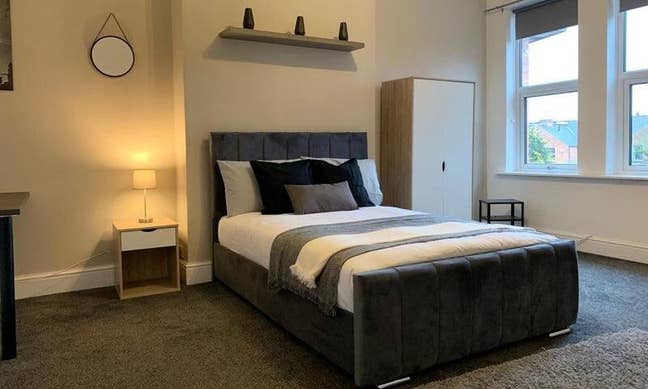 A spacious and fully furnished double room Main Photo