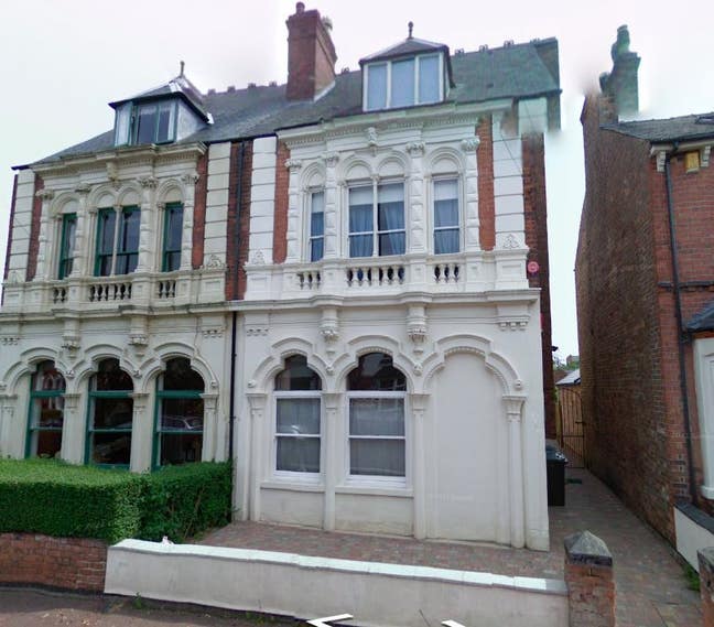 A spacious and fully furnished double room Main Photo