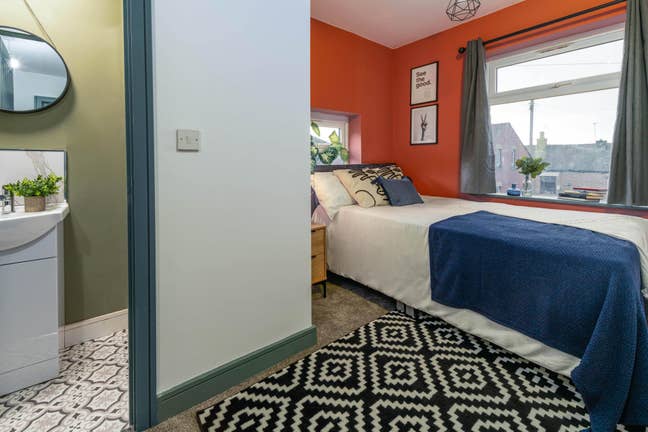 Modern Double En-Suite Room | Oldham | BILLS INC! Main Photo