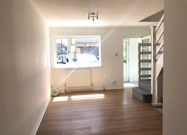 Freshly renovated 3 bed house, convenient location Main Photo