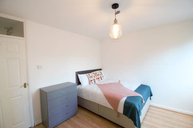 Fully Furnished, Large Room – All Bills Covered! Main Photo