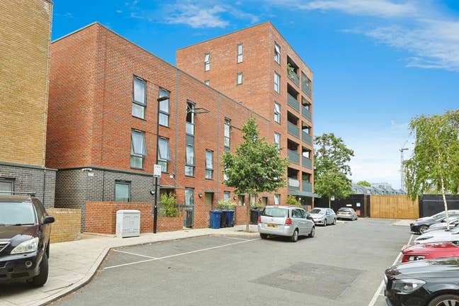 Modern 2 Bed2 Bath Flat with Balconym, West Ealing Main Photo