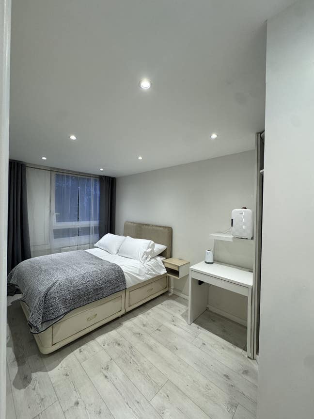 Spacious Double Room - Great location near Oval Main Photo
