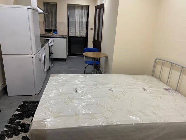 Beautiful Studio, High Road, Chadwell Heath RM6 6A Main Photo