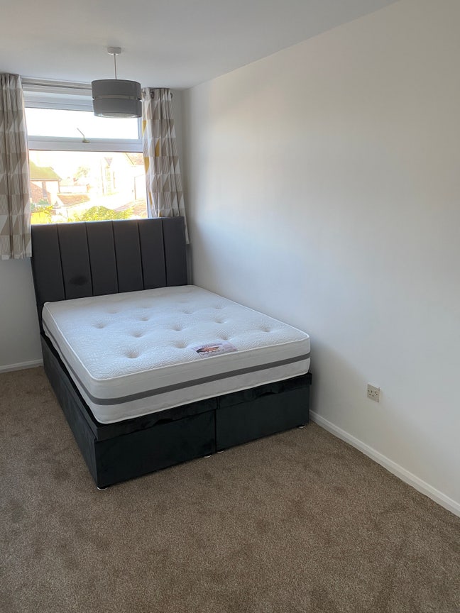 Double and Single  Room - All Bills Included   Main Photo
