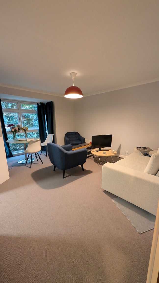 Looking for a flatmate in nice spacious flat Main Photo