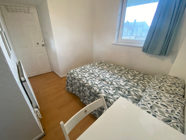 Cozy Double ! Brick Lane Area ! Amazing Location ! Main Photo