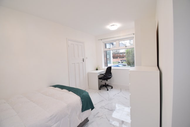 Fast London Commute – Schedule a Viewing Today! Main Photo