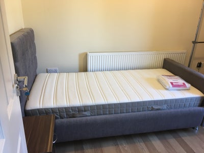 Beautiful room in Central Slough Main Photo