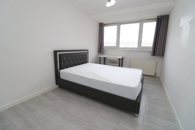 Walking Distance to Elizabeth Line--Click Now!! Main Photo