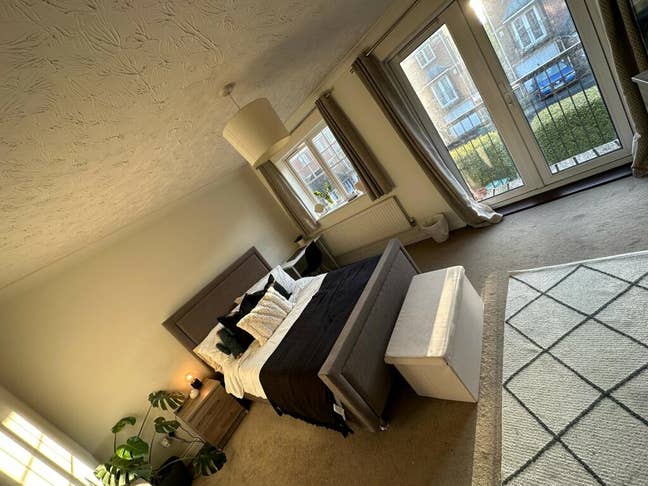 Good size room with balcony Main Photo