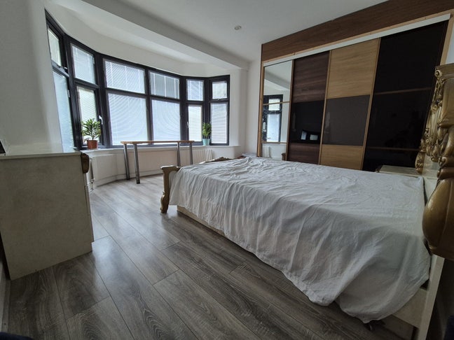 ✨ Large En-suite Room Available in Chingford Main Photo