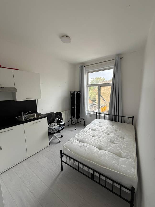 N16 Single studio apartment wifi, some bills inclu Main Photo