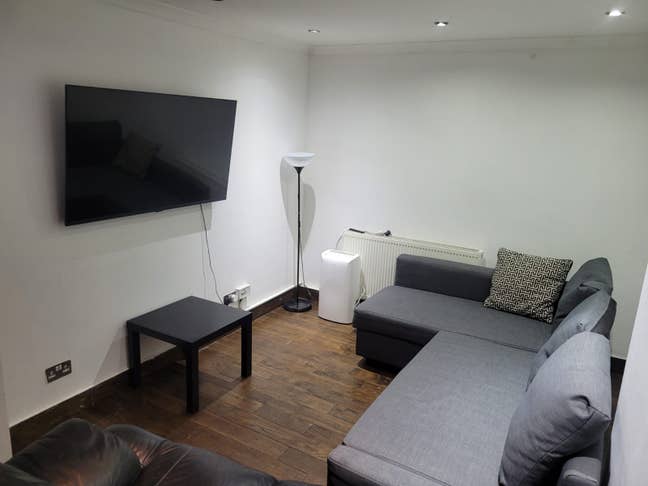 ✨🏠 Cozy 2-Bed Flat with Living Room Main Photo
