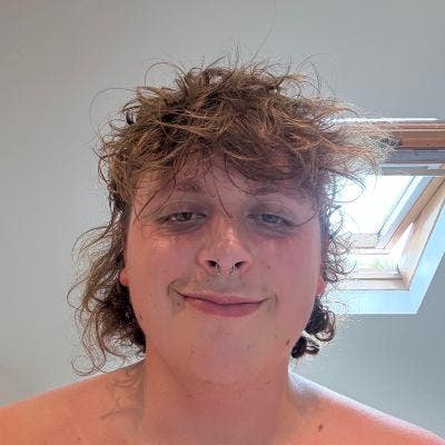 Professional 19 yr old looking for flat/house asap Main Photo
