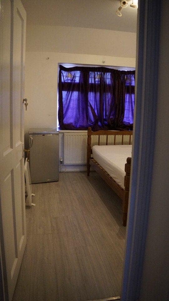 Bright & Spacious Double Room in Great Location Main Photo