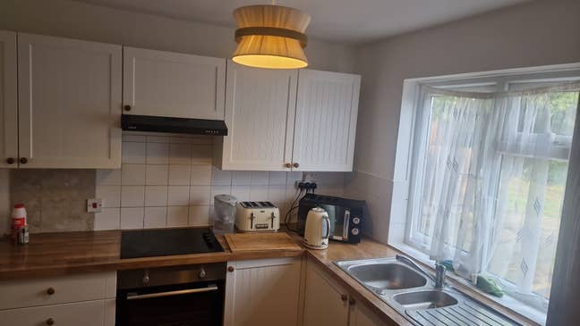 Single and Double Rooms Available to Rent Main Photo
