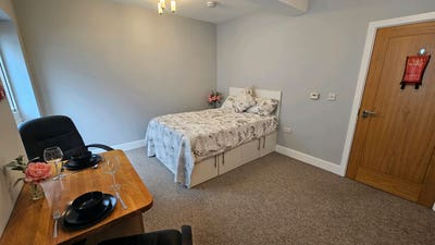 Double Room with kitchen, garden, Bills included. Main Photo
