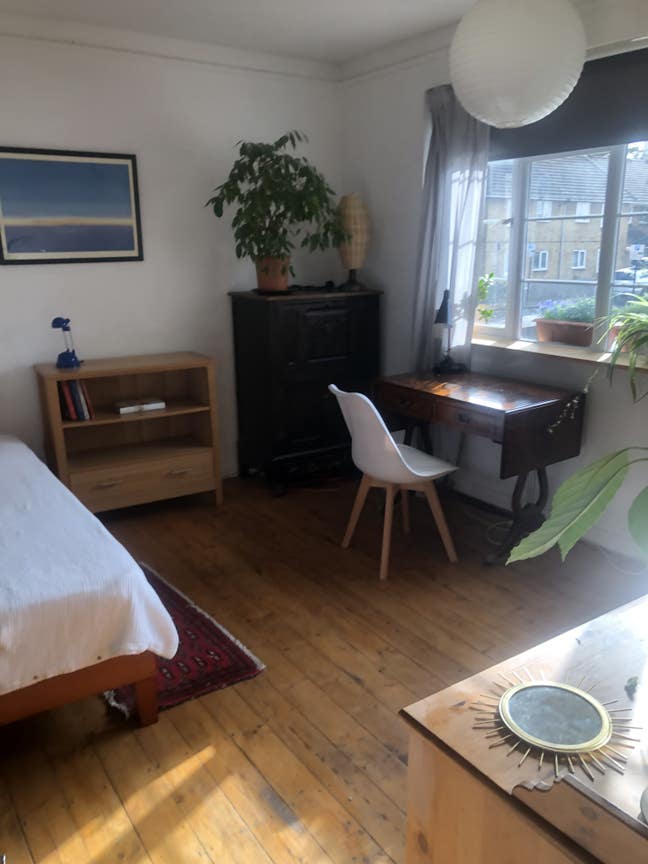 Its a lovely quiet  sunny room. Main Photo