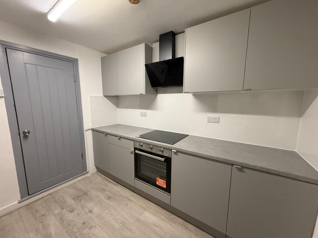 Excellent 5 Bed house by Hospital & Station  Main Photo