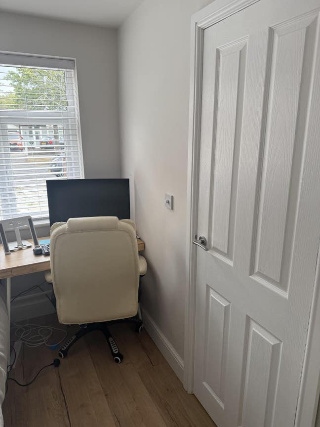 Double room with en-suite in shared family home Main Photo