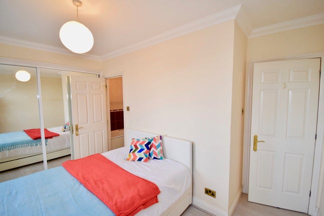 Double En Suite Close to Jubilee Line Main Photo