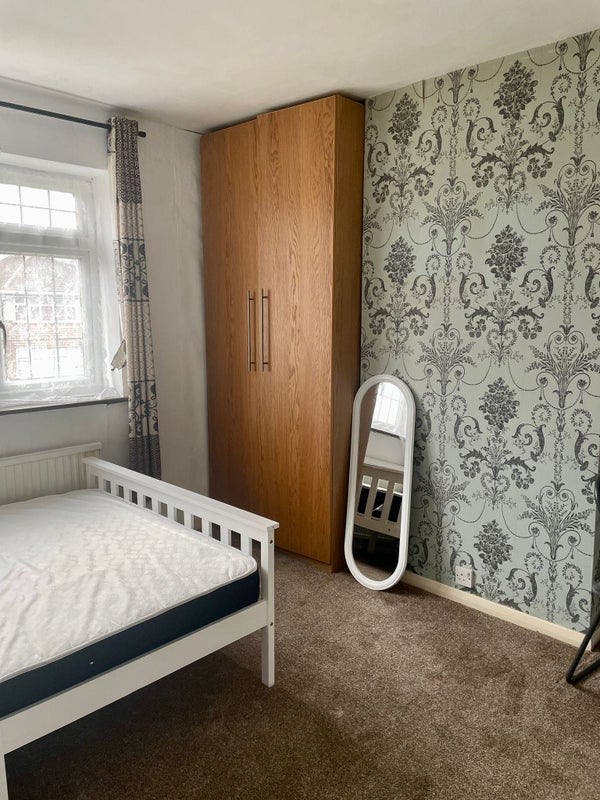 Large Double Bedroom for Rent Main Photo