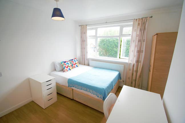 Spacious Room on Central Line- Bills Included Main Photo