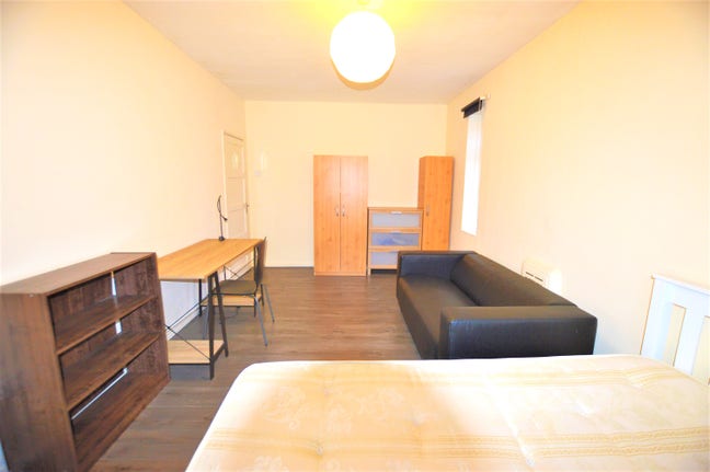 Bright Double Room with All Bills Included Main Photo