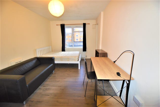 Bright Double Room with All Bills Included Main Photo
