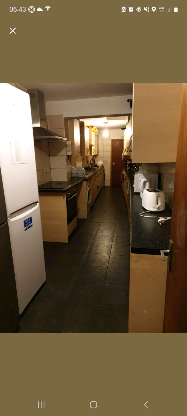 Clean and Tidy * * own bathroom * * TW5 Main Photo