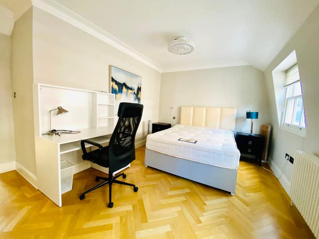 Lovely master bedroom in Holborn Main Photo