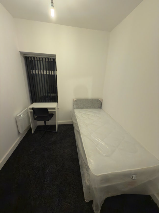 2 Rooms Available in 5 Bedroom House  Main Photo