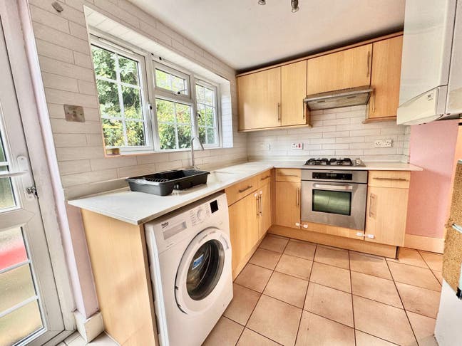  3/4Bedroom End-Terrace House with Garden – Main Photo