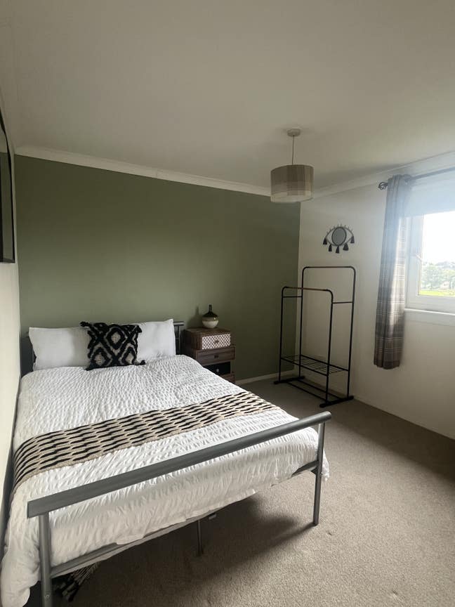 Large double room with private bathroom available  Main Photo