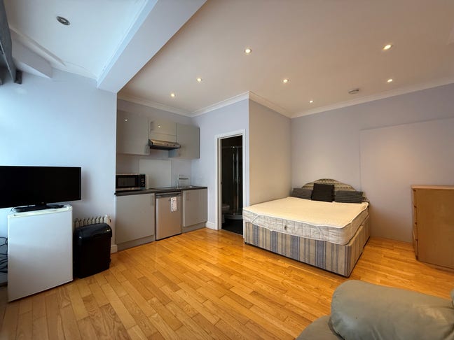 Studio In Hounslow available now  Main Photo