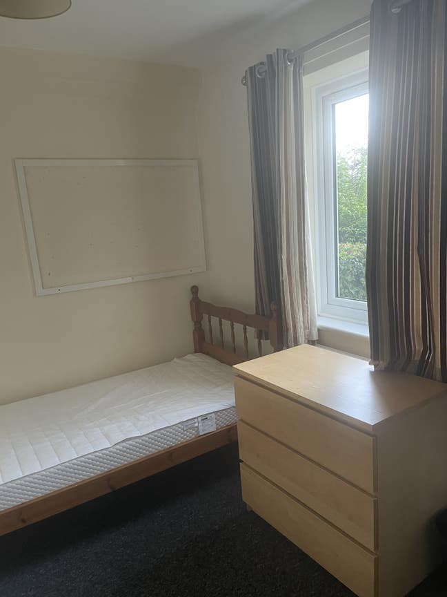 Single bed available in a five bedroom house  Main Photo