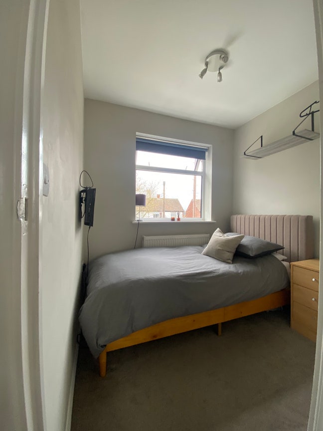 Single room in family home.  Main Photo