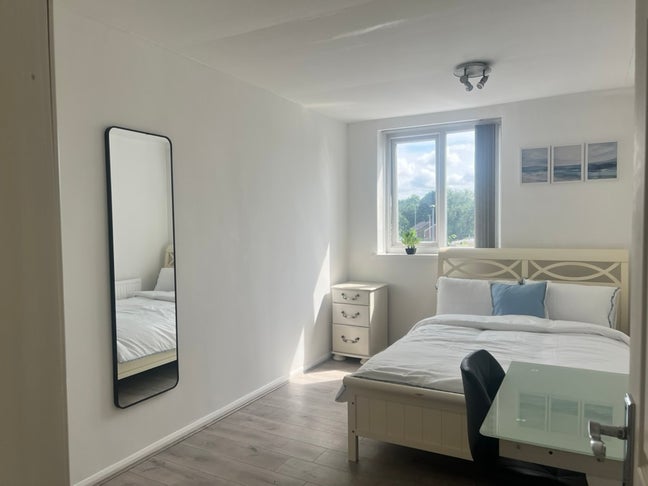 Spacious Double Room - Near City Centre 1.4mi  Main Photo