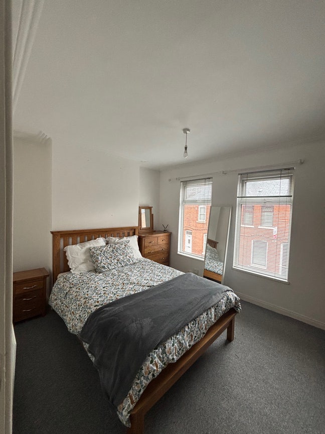 Large double room to rent Main Photo