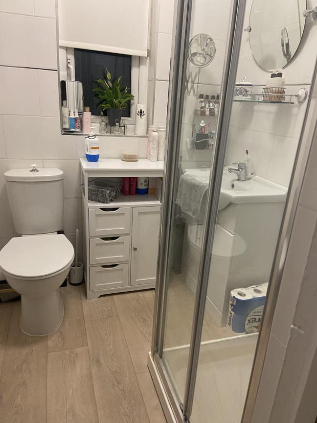 Very modern clean house all bills are included  Main Photo