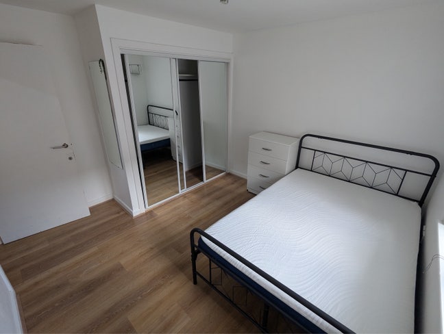 Nice 4 Rooms in Goodmayes-5-10mins 🚂Bills Included Main Photo