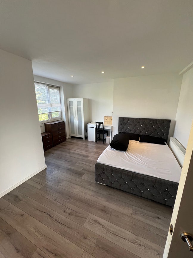 Clean 4 bedroom flat in E1 4ES next to university  Main Photo